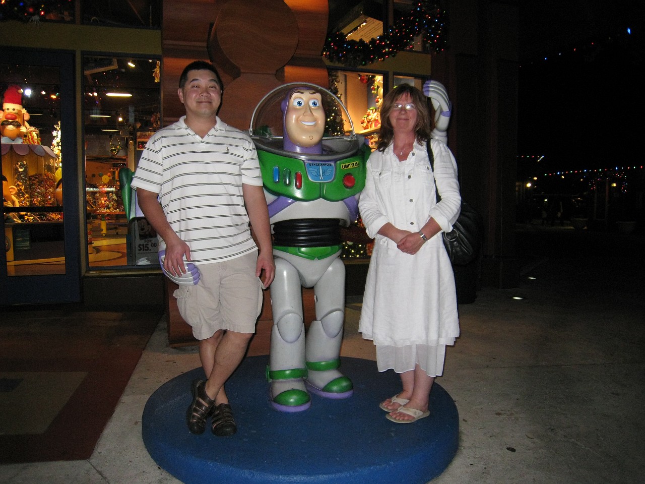 Vacation 2007-12 - Beaches Disney Hotels 0673.jpg - On the 2007-08 Florida vacation we visited beaches from Fort Myers to Sanibel Island sampling local food along the way. Green water and white sugar beaches! Arriving at Disney World we visited several of the theme resorts.